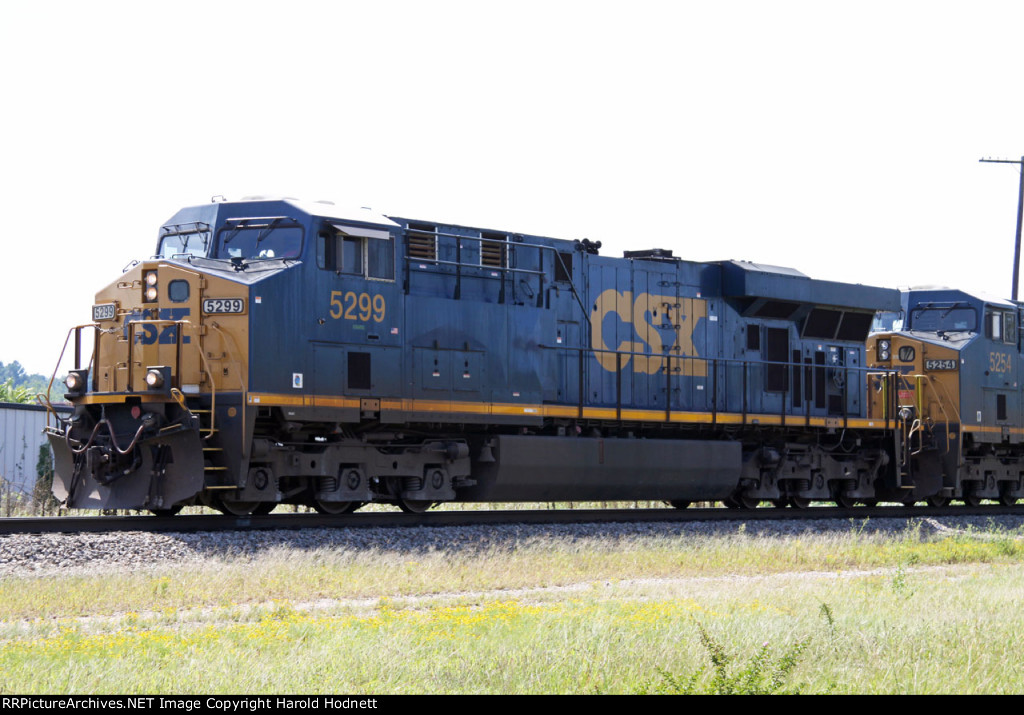 CSX 5299 leads train Q439 out of the yard